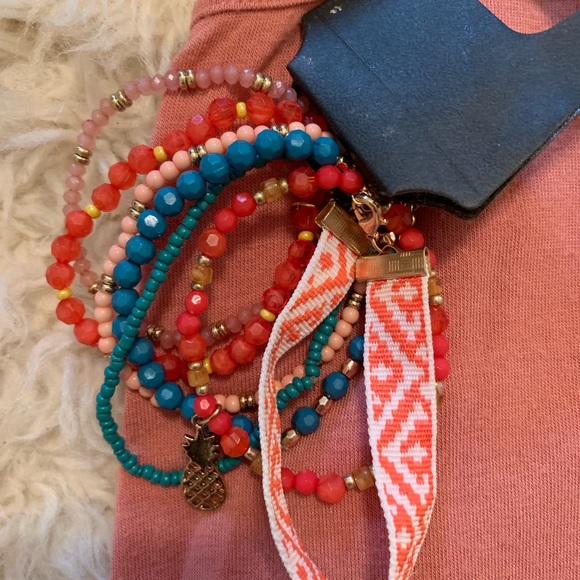 Express coral tank top with bracelets - Picture 2 of 5